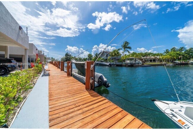 Building Photo - 2500 NE 135th St