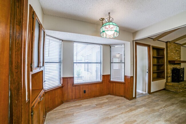 Building Photo - Thousand Oaks neighborhood! Over 1800 sqft!