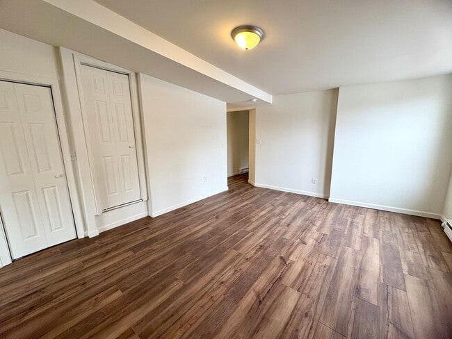 Building Photo - 133 W Maple St