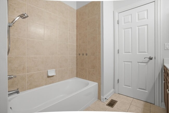 Building Photo - 1891 Admiral Ct