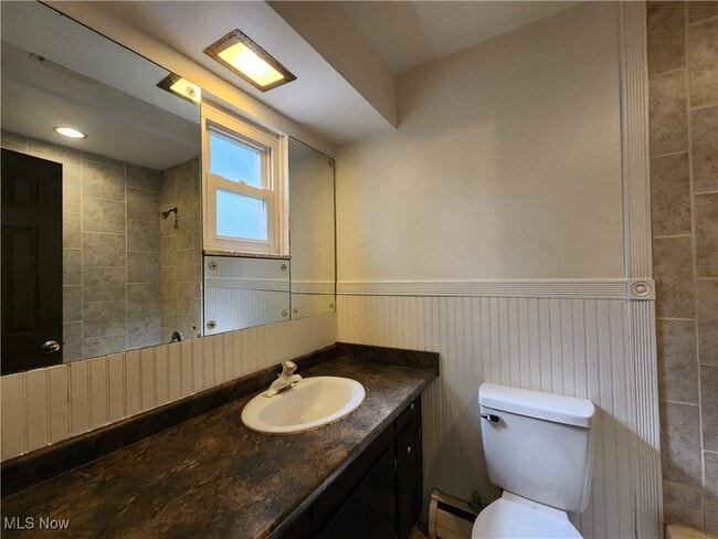 Building Photo - 3032 Englewood Dr