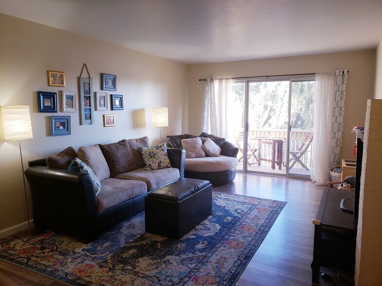 Bright, open living room area - 1775 Diamond St