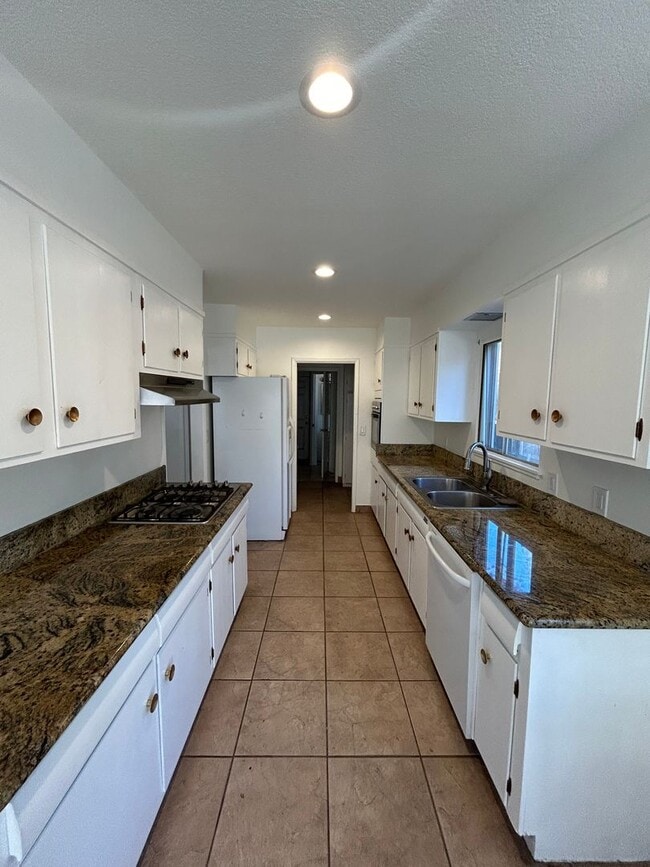 Building Photo - Al Tahoe Home - 3 Bed, 2 Bath with 2 Car G...