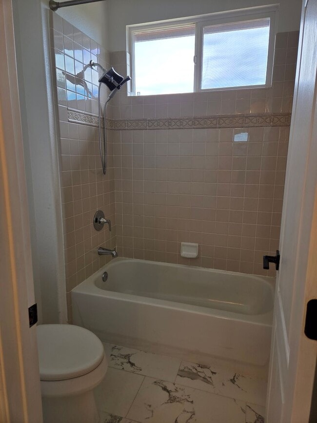 Building Photo - 5 Bdrm, 4 bath home located in Highland View Community off Silva Valley