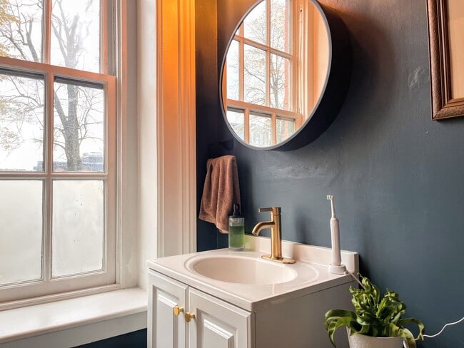 Building Photo - 1-Bedroom Condo For Rent with Den; Close to Betty's, Dog Friendly, Off-Street Parking!