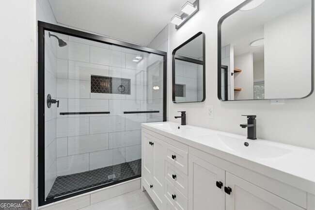 Building Photo - 1003 Valley Dr