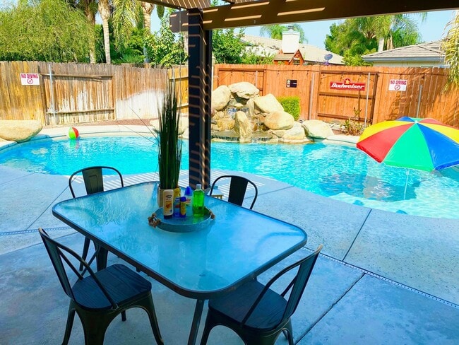 Building Photo - Best Deal in SW Bakersfield. Fully furnished home with a Pool