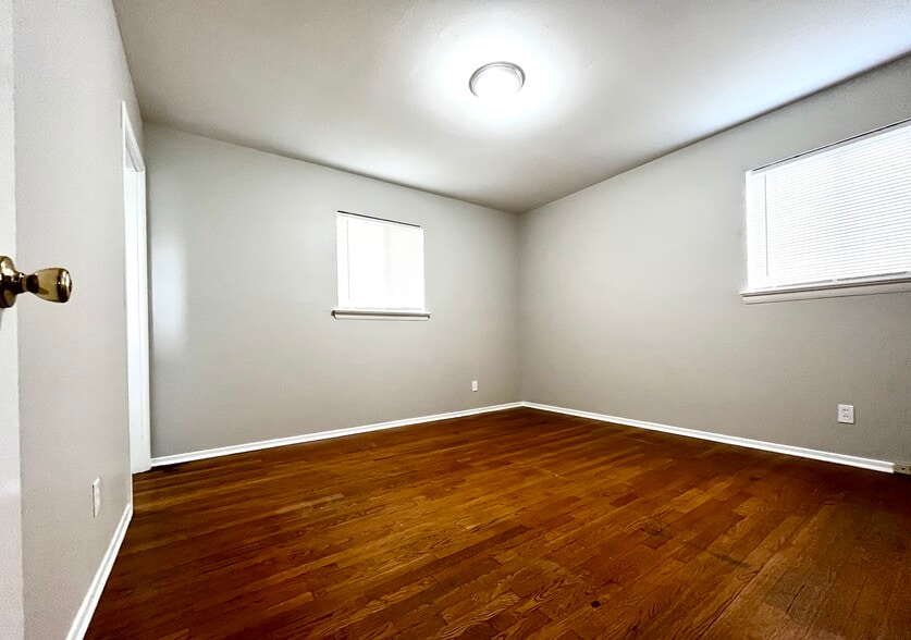 Building Photo - 880 Gladiola Dr