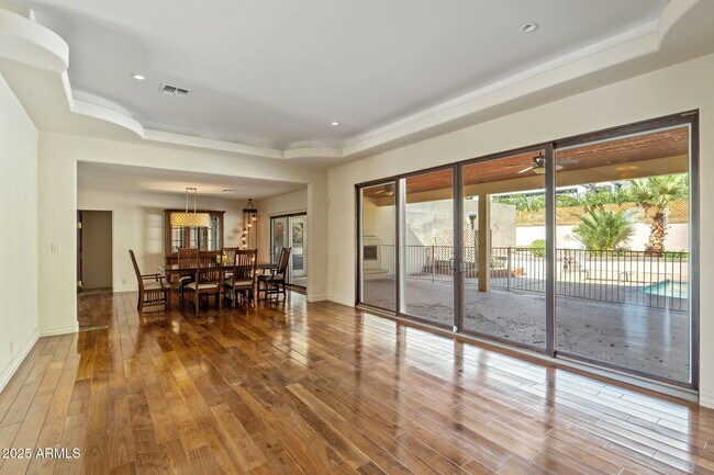 Building Photo - 5310 E Camelback Rd