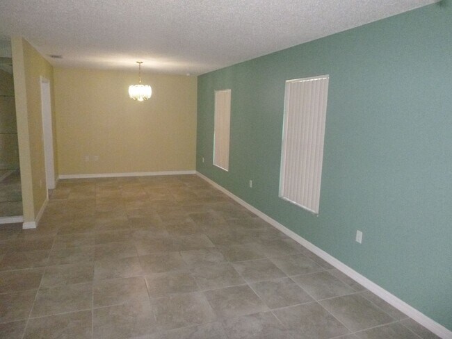 Building Photo - 301 Bloomingfield Dr