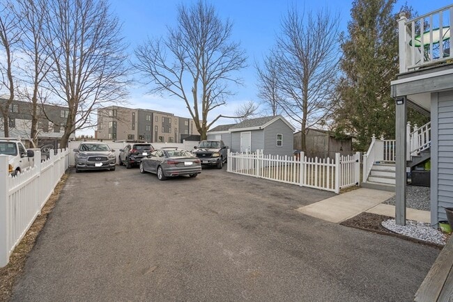 Building Photo - 64 Waltham St