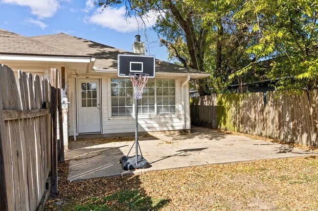 Building Photo - 806 Kalanchoe Ct