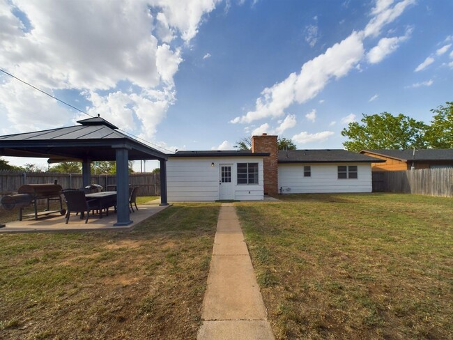 Building Photo - Spacious and Modern 3 bedroom Home with a ...