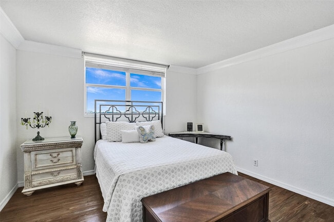 Building Photo - 1051 Hillsboro Mile
