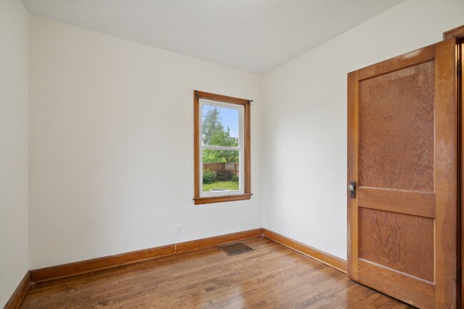 Building Photo - 413 16th Ave SW