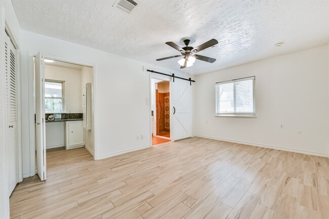 Building Photo - 807 Stadium Cir