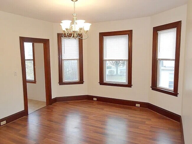 Building Photo - Spacious 3 Bedroom, 1 bath in prime Quincy location!