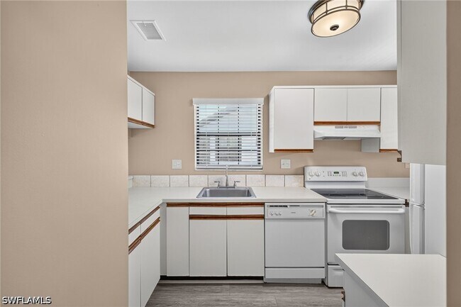 Building Photo - 5365 Treetops Dr