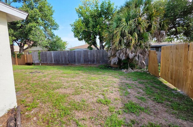 Building Photo - 2/1 Home in suberb location, pet friendly!