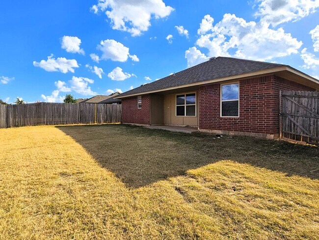 Building Photo - EVERYTHING YOU WANT IN A HOME! $500 OFF FI...