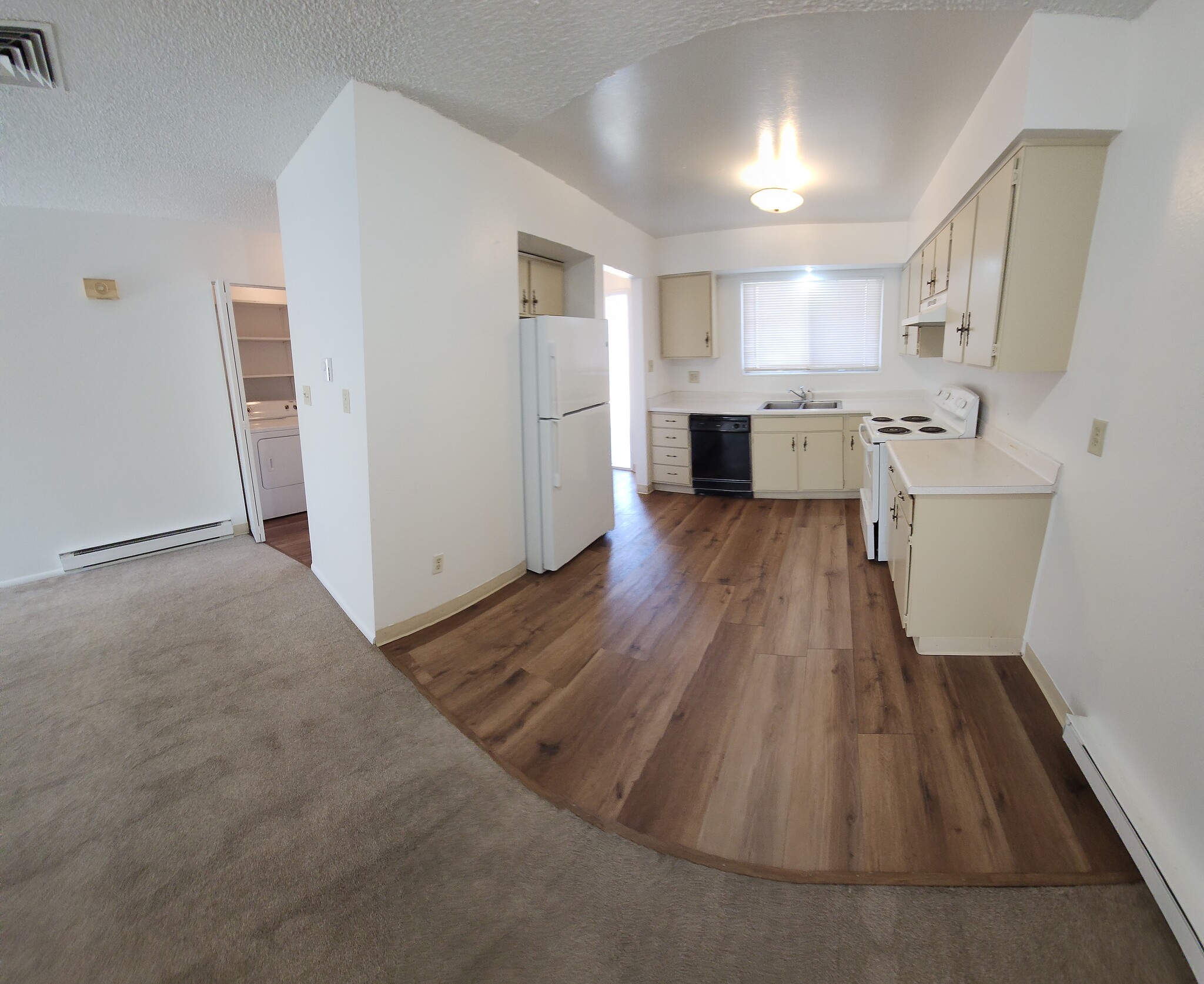 Kitchen & dinning room - 214 Smithridge Park