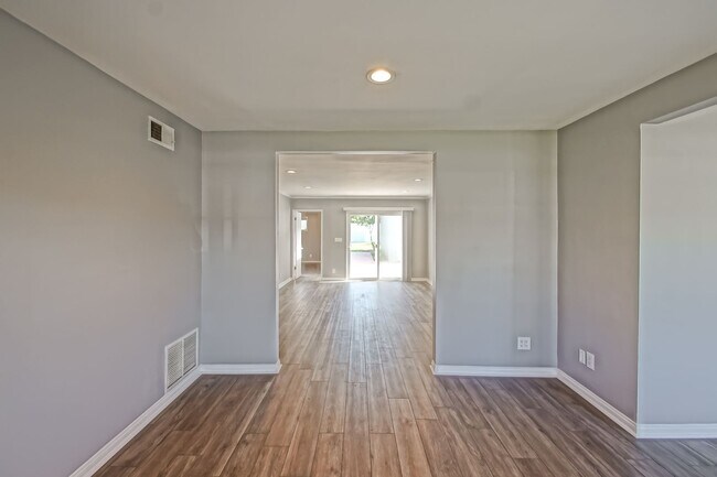 Building Photo - REMODELED, BRIGHT & AIRY 3BR2BA HOME W/ DETACHED GARAGE, CHARMING FRONT PORCH/YARD & HUGE REAR YA...