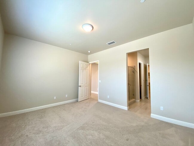 Building Photo - $2,495 Leonard & Ashlan, 3 Bedroom Home - ...