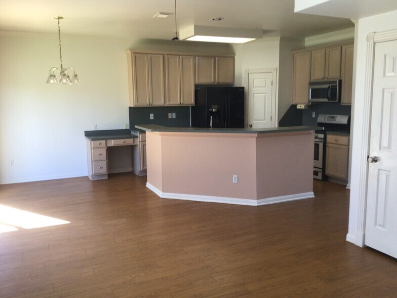 OPEN FLOORPLAN - 2913 Whisper Oaks Ln