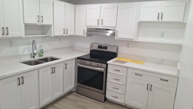 Building Photo - 120 Normandy Ln