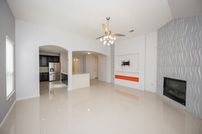 Building Photo - 3019 Lake Dr