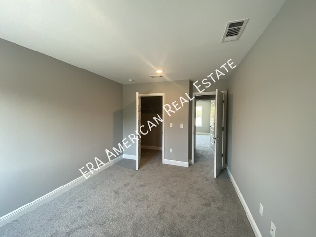 Building Photo - 1003 Skylark Rd