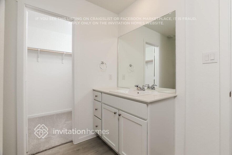 Building Photo - 3222 Roslyn Grist