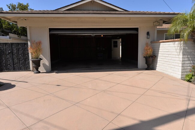 Building Photo - Beautiful Single Level Ocean View Home