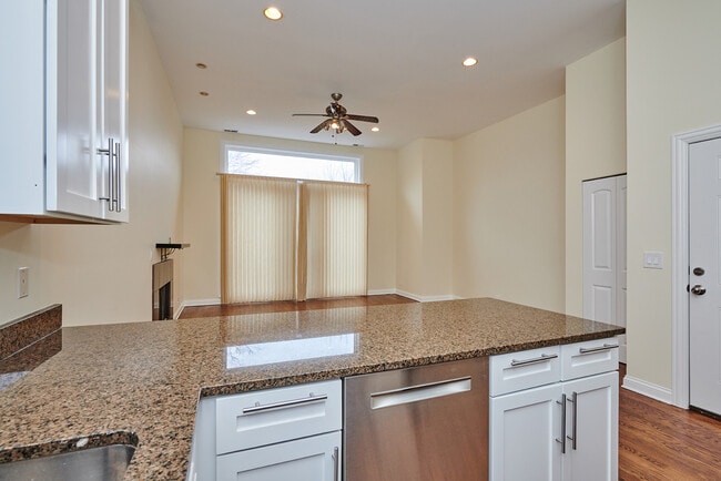 Building Photo - 2436 W Cortez St