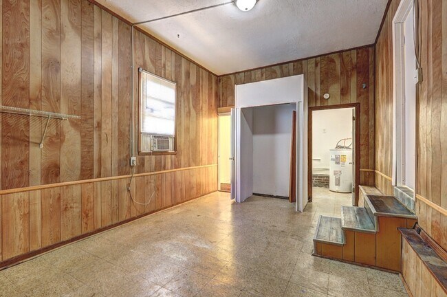 Building Photo - 2006 Pine Hill Dr