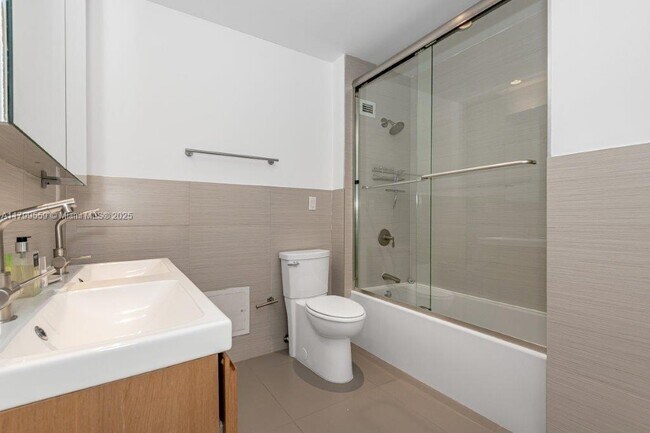 Building Photo - 2301 Collins Ave