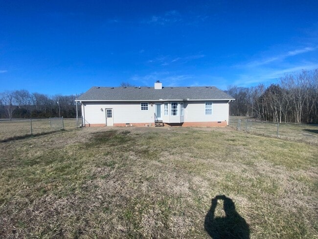 Building Photo - For Lease - 3 Bed, 2 Bath, 1232sqft Home o...