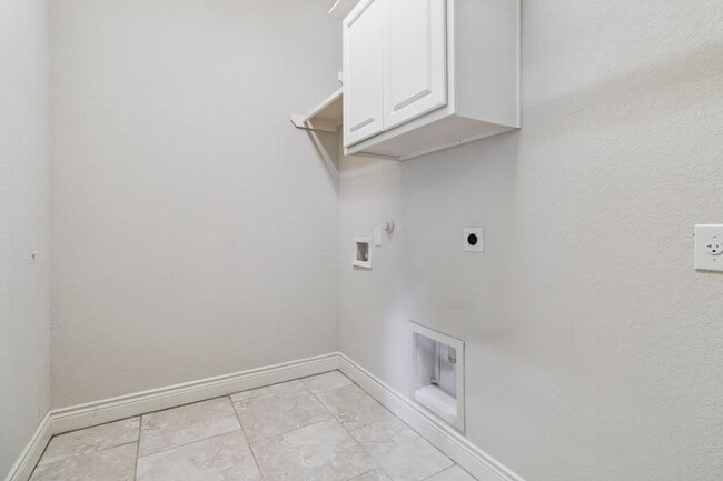 Building Photo - 944 Wilderness Oaks