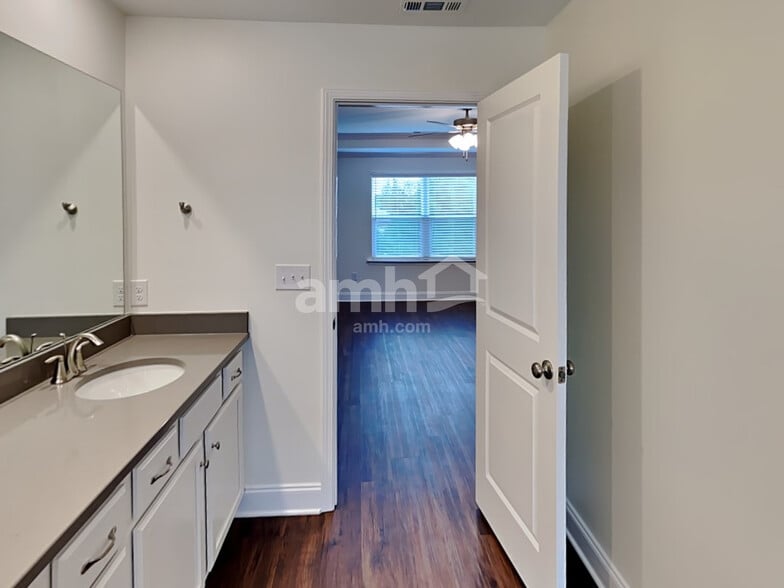 Building Photo - 5208 Valor Dr