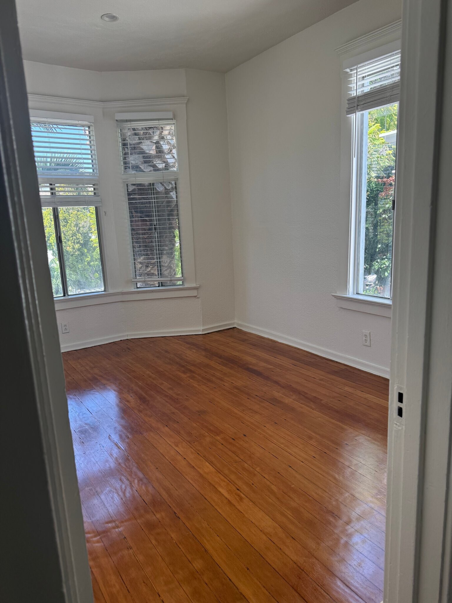 Building Photo - 1114 N Poinsettia Pl