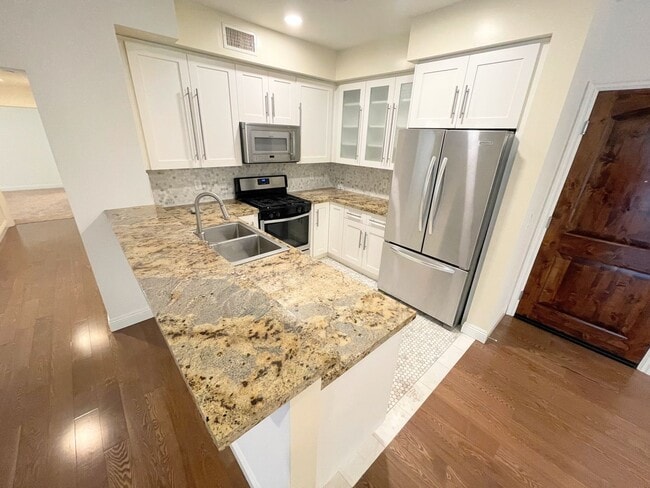 Building Photo - Studio City living at a great price. 3bd/2ba condo, dual parking, water/trash included!