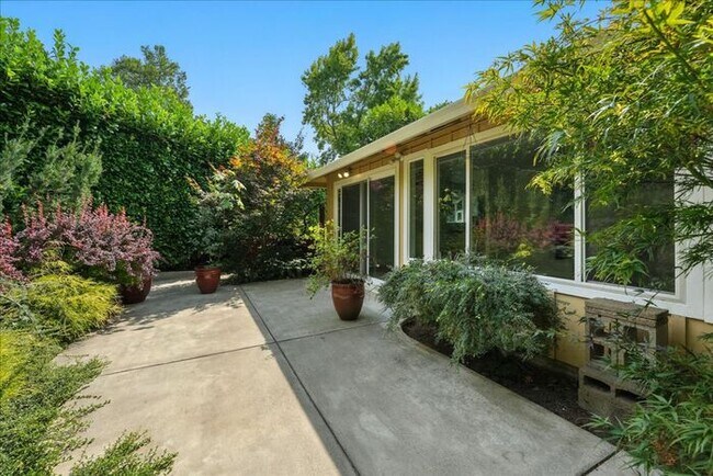 Building Photo - Charming Single-Level 3-Bedroom Home for R...