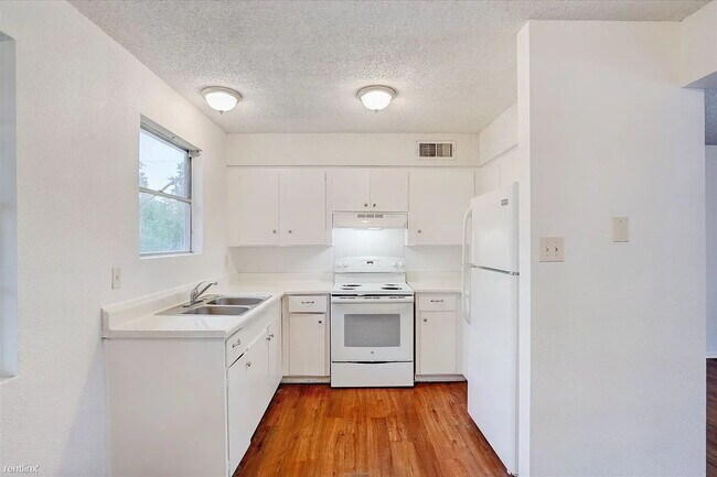 Building Photo - 714 Martindale Rd
