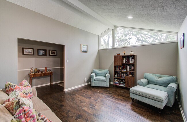 Building Photo - 9818 Emnora Ln