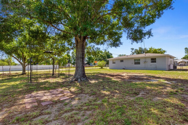 Building Photo - 2525 Forest Dr