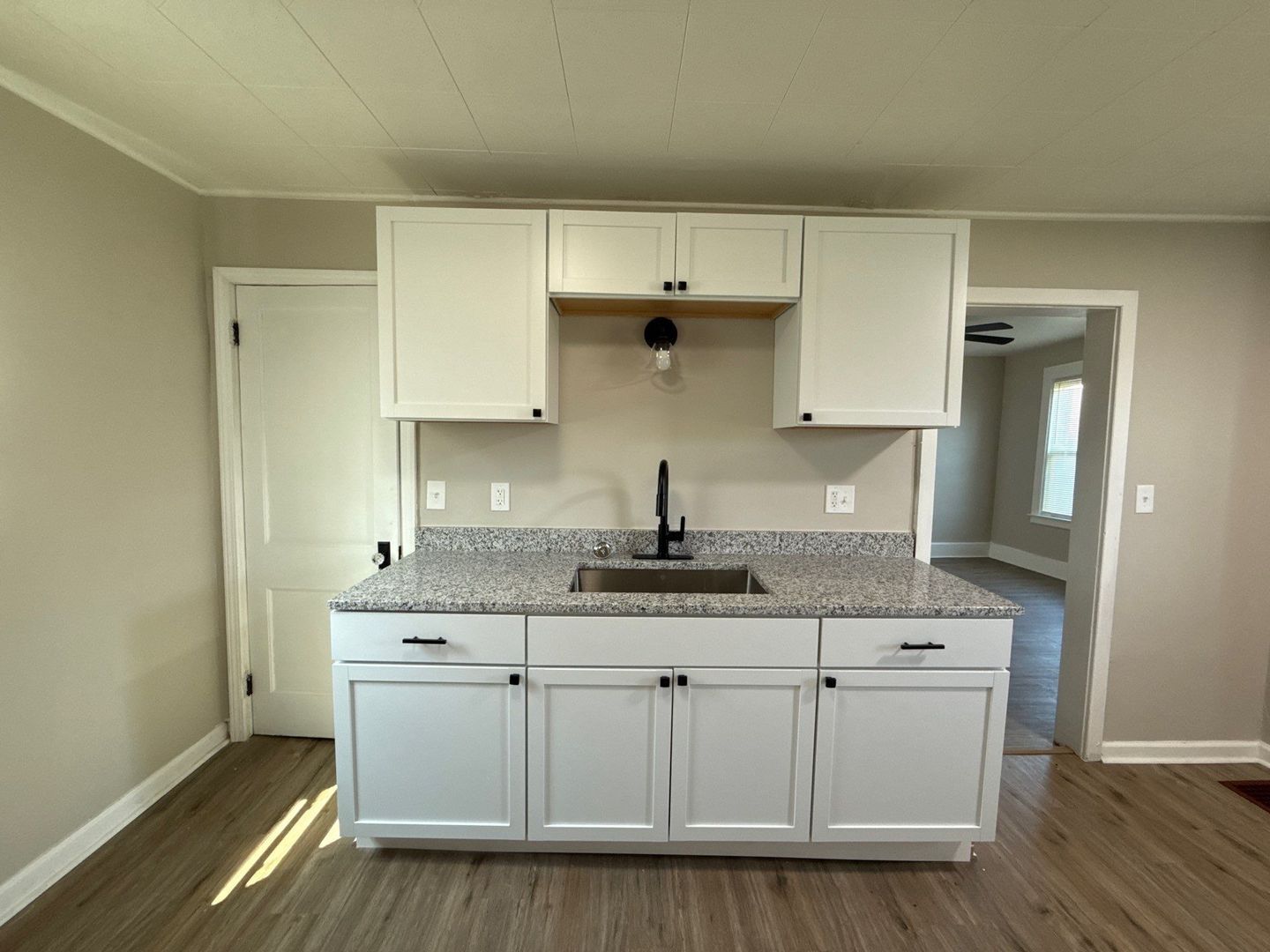 Building Photo - This beautifully updated 3-bedroom, 1-bath single-family home is ready for move-in!