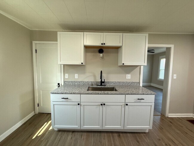 Building Photo - Renovated 3-Bedroom Home – We Welcome Sect...