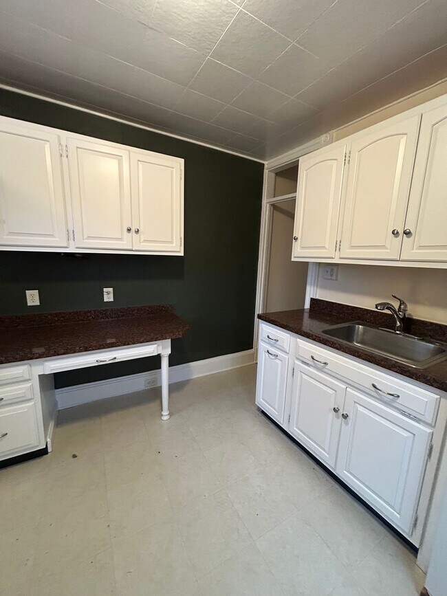 Building Photo - 556 N Plum St