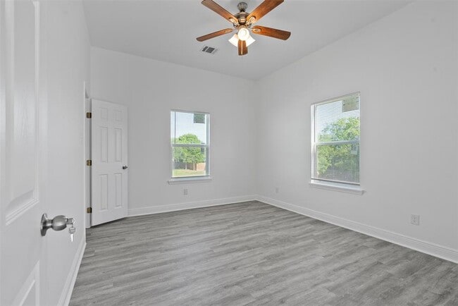 Building Photo - 4620 N Railroad Ave