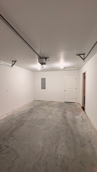 1 car garage - 1614 S College St